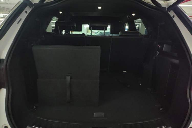 Used Land Rover Discovery Sport 2020 249 PS R-Dynamic Performance Tech Edition 7 Seats Trunk