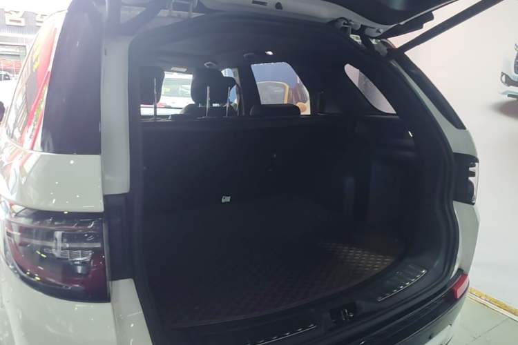 Used Land Rover Discovery Sport 2020 249 PS R-Dynamic Performance Edition Trunk