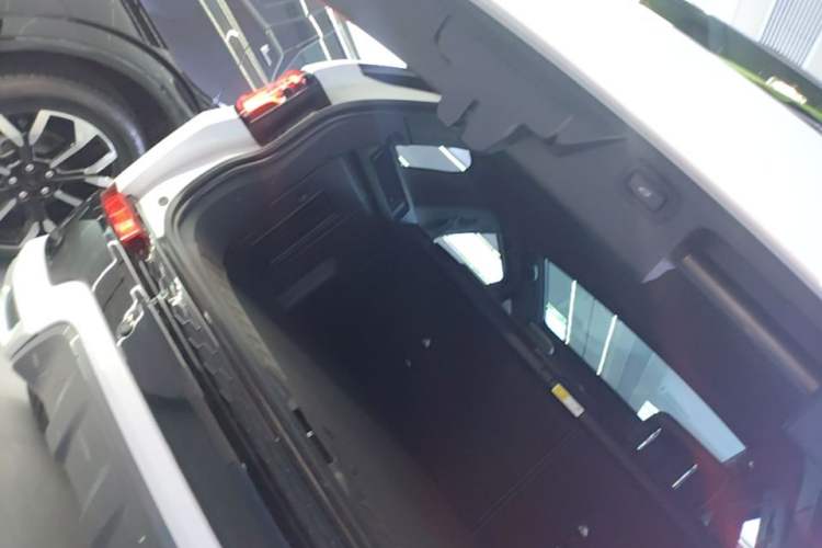 Used Land Rover Discovery Sport 2020 249 PS R-Dynamic Performance Tech Edition 5 Seats Trunk