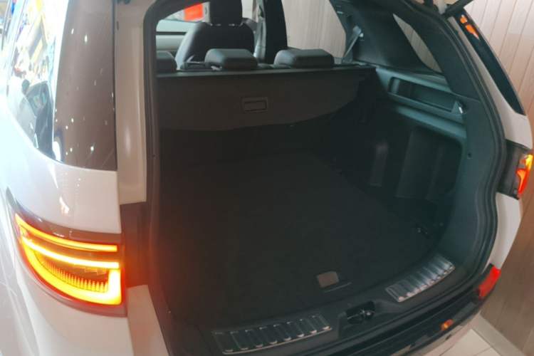 Used Land Rover Discovery Sport 2020 249 PS R-Dynamic Performance Edition Trunk