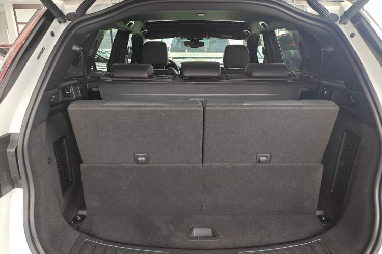 Used Land Rover Discovery Sport 2020 249 PS R-Dynamic Performance Tech Edition 7 Seats Trunk