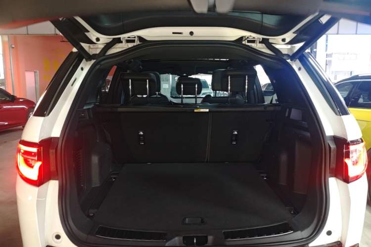 Used Land Rover Discovery Sport 2020 249 PS R-Dynamic Performance Edition Trunk
