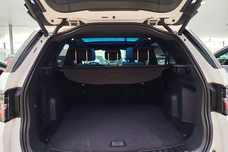 Used Land Rover Discovery Sport 2020 249 PS R-Dynamic Performance Edition Trunk