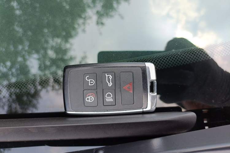 Used Land Rover Discovery Sport 2020 249 PS R-Dynamic Performance Tech Edition 5 Seats Vehicle Key