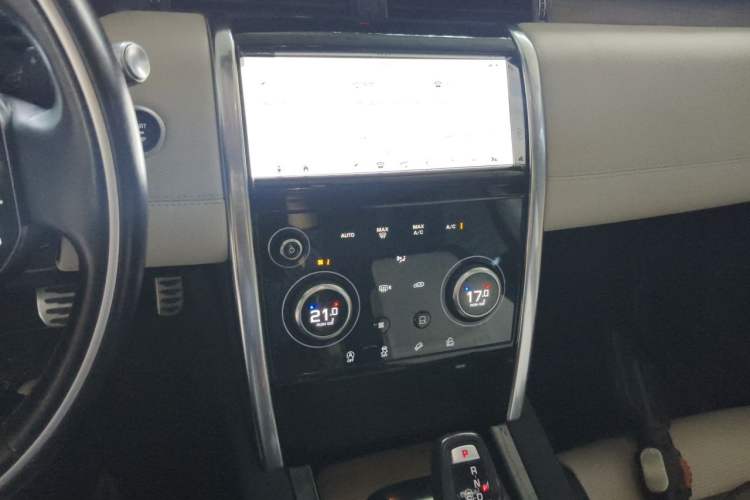 Used Land Rover Discovery Sport 2020 249 PS R-Dynamic Performance Edition Audio And AC Panel
