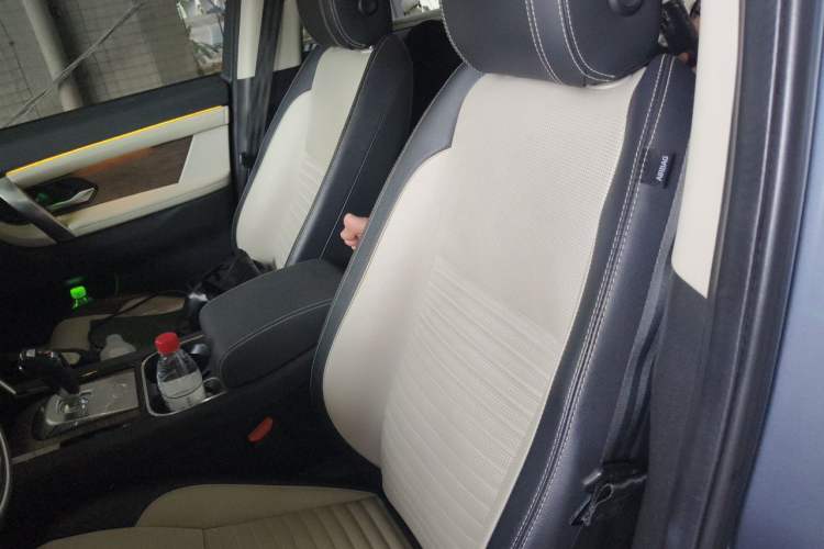 Used Land Rover Discovery Sport 2020 249 PS R-Dynamic Performance Edition Left Rear Seat