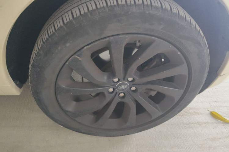 Used Land Rover Discovery Sport 2020 249 PS R-Dynamic Performance Edition Right Front Wheel Hub
