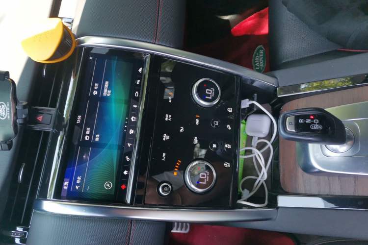 Used Land Rover Discovery Sport 2021 249 PS R-Dynamic S Performance Edition Audio And AC Panel