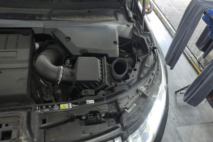 Used Land Rover Discovery Sport 2021 249 PS R-Dynamic S Performance Edition Engine Bay Left