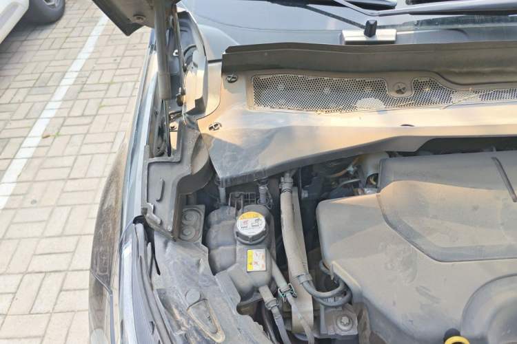Used Land Rover Discovery Sport 2021 249 PS R-Dynamic S Performance Edition Engine Bay Right