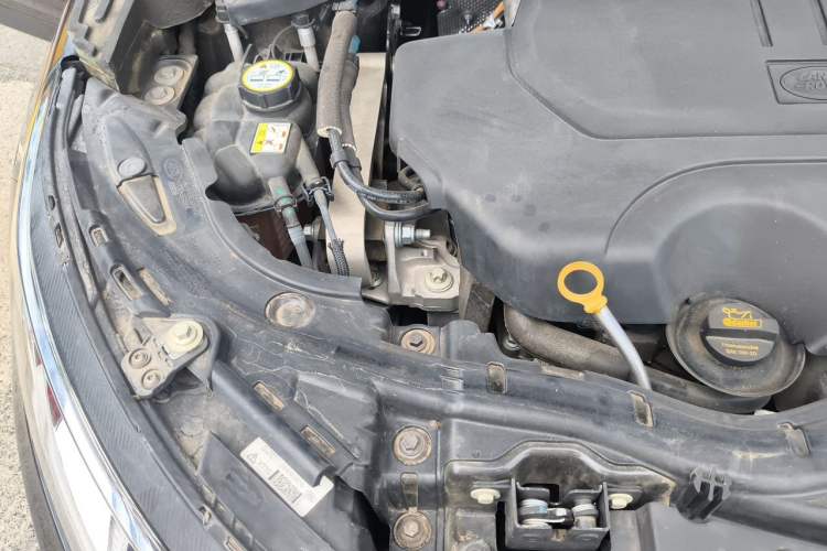 Used Land Rover Discovery Sport 2021 249 PS R-Dynamic S Performance Edition Engine Bay Right