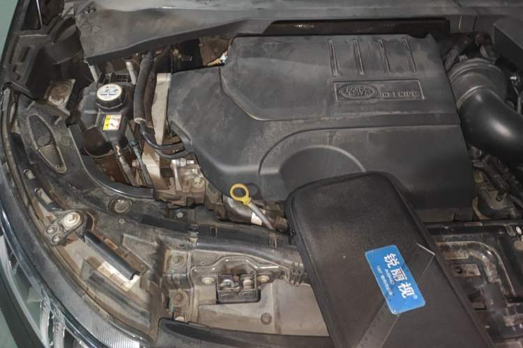 Used Land Rover Discovery Sport 2021 200 PS Family Edition Engine Bay Right
