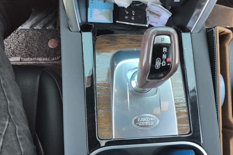 Used Land Rover Discovery Sport 2021 249 PS R-Dynamic SE Performance Tech Edition 7 Seats Gear Lever