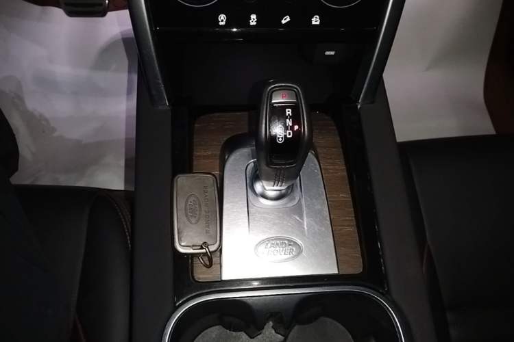 Used Land Rover Discovery Sport 2021 249 PS R-Dynamic S Performance Edition Gear Lever
