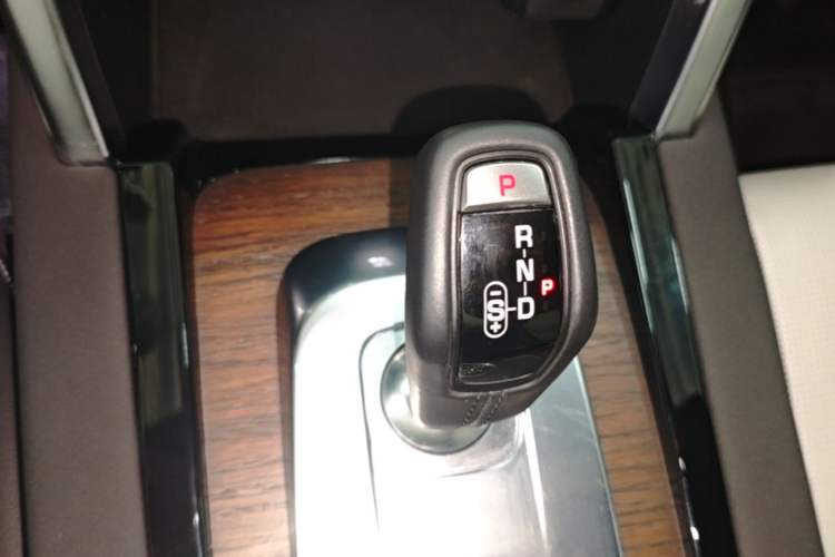 Used Land Rover Discovery Sport 2021 249 PS R-Dynamic S Performance Edition Gear Lever