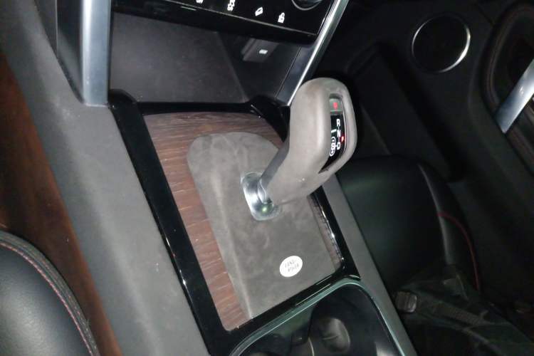 Used Land Rover Discovery Sport 2021 249 PS R-Dynamic SE Performance Tech Edition 5 Seats Gear Lever