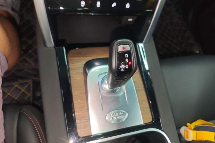 Used Land Rover Discovery Sport 2021 249 PS R-Dynamic SE Performance Tech Edition 5 Seats Gear Lever