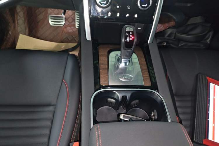 Used Land Rover Discovery Sport 2021 249 PS R-Dynamic S Performance Edition Gear Lever