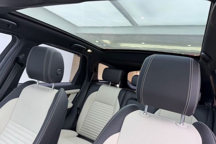 Used Land Rover Discovery Sport 2021 249 PS R-Dynamic S Performance Edition Interior 1
