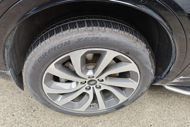 Used Land Rover Discovery Sport 2021 249 PS R-Dynamic S Performance Edition Left Front Wheel Hub
