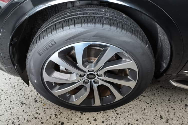 Used Land Rover Discovery Sport 2021 249 PS R-Dynamic S Performance Edition Left Front Wheel Hub