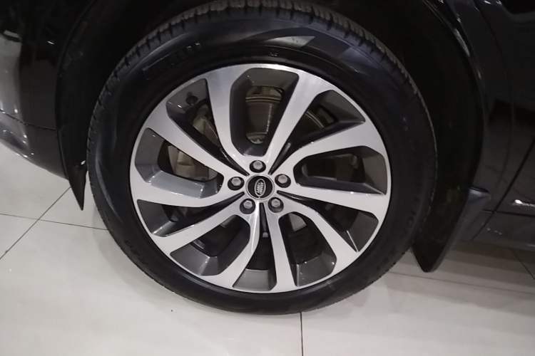 Used Land Rover Discovery Sport 2021 249 PS R-Dynamic S Performance Edition Left Front Wheel Hub