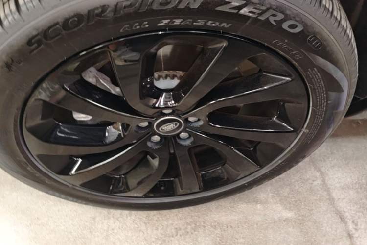 Used Land Rover Discovery Sport 2021 249 PS R-Dynamic S Performance Edition Left Front Wheel Hub