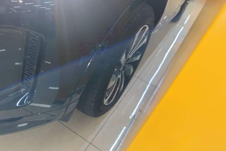 Used Land Rover Discovery Sport 2021 249 PS R-Dynamic SE Performance Tech Edition 5 Seats Left Front Wheel Hub