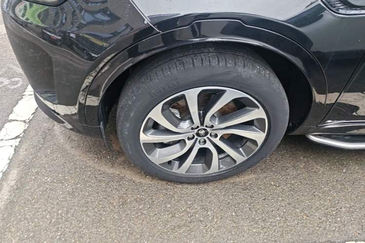Used Land Rover Discovery Sport 2021 249 PS R-Dynamic SE Performance Tech Edition 5 Seats Left Front Wheel Hub