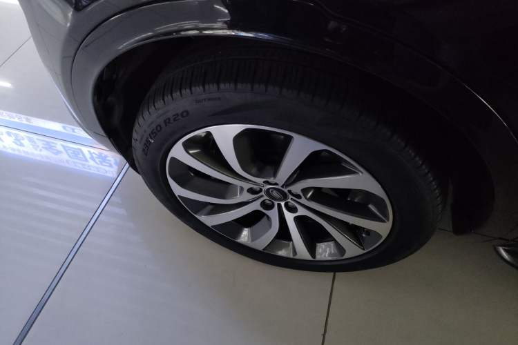 Used Land Rover Discovery Sport 2021 249 PS R-Dynamic S Performance Edition Left Front Wheel Hub