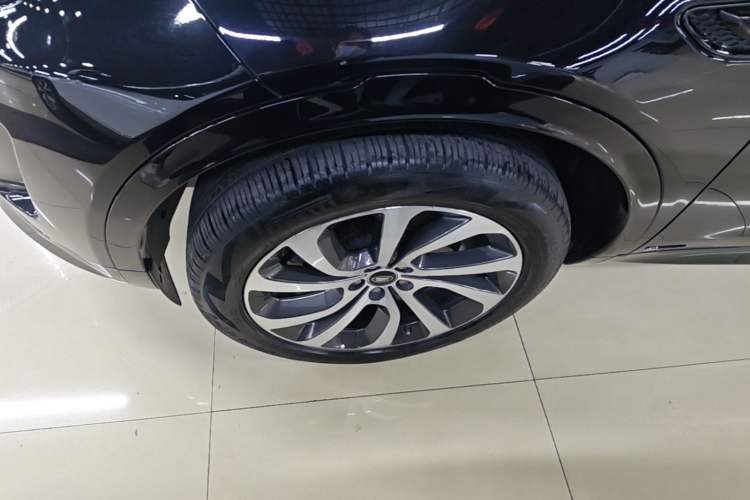 Used Land Rover Discovery Sport 2021 249 PS R-Dynamic S Performance Edition Left Front Wheel Hub