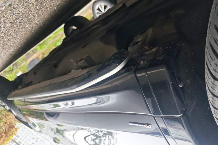 Used Land Rover Discovery Sport 2021 249 PS R-Dynamic SE Performance Tech Edition 5 Seats Left Side Sill