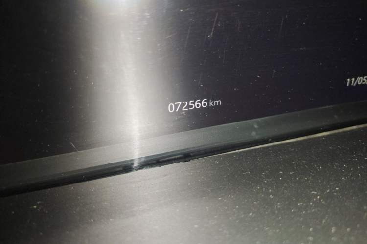 Used Land Rover Discovery Sport 2021 249 PS R-Dynamic S Performance Edition Odometer Close Up