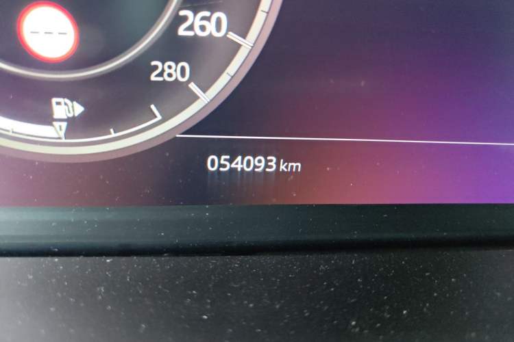 Used Land Rover Discovery Sport 2021 249 PS R-Dynamic S Performance Edition Odometer Close Up