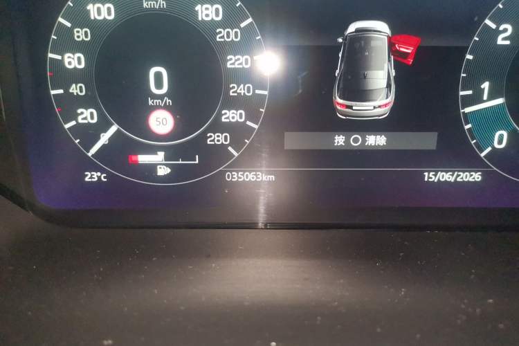 Used Land Rover Discovery Sport 2021 249 PS R-Dynamic S Performance Edition Odometer Close Up