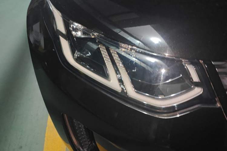 Used Land Rover Discovery Sport 2021 200 PS Family Edition Right Front Headlight