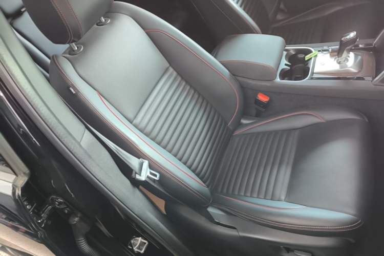 Used Land Rover Discovery Sport 2021 249 PS R-Dynamic S Performance Edition Right Front Seat