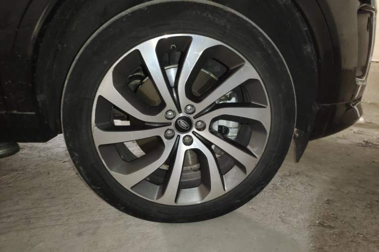 Used Land Rover Discovery Sport 2021 249 PS R-Dynamic S Performance Edition Right Front Wheel Hub
