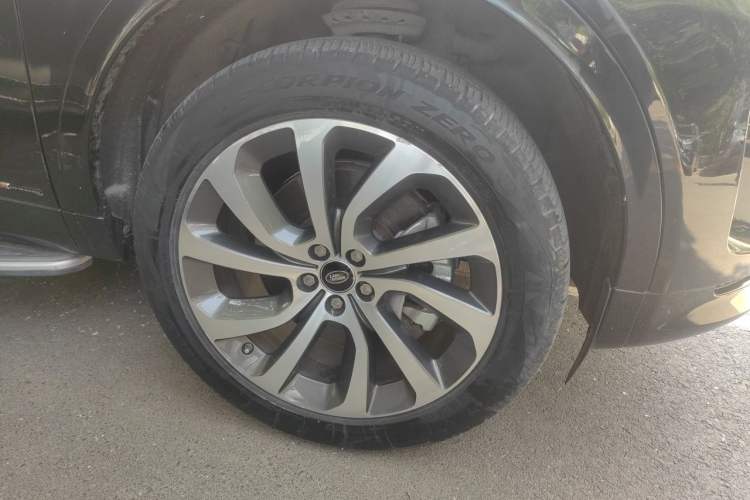 Used Land Rover Discovery Sport 2021 249 PS R-Dynamic S Performance Edition Right Front Wheel Hub