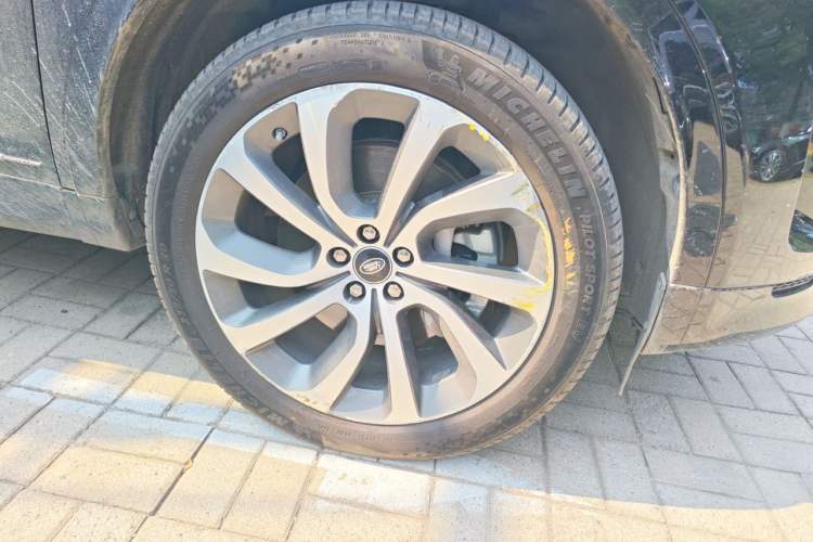 Used Land Rover Discovery Sport 2021 249 PS R-Dynamic S Performance Edition Right Front Wheel Hub