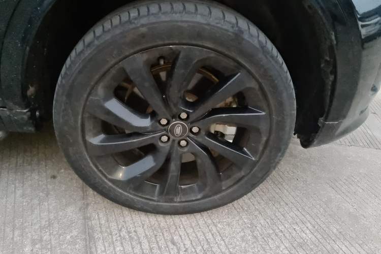 Used Land Rover Discovery Sport 2021 249 PS R-Dynamic S Performance Edition Right Front Wheel Hub