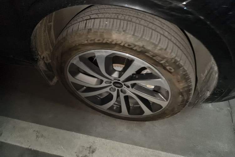 Used Land Rover Discovery Sport 2021 249 PS R-Dynamic SE Performance Tech Edition 5 Seats Right Front Wheel Hub