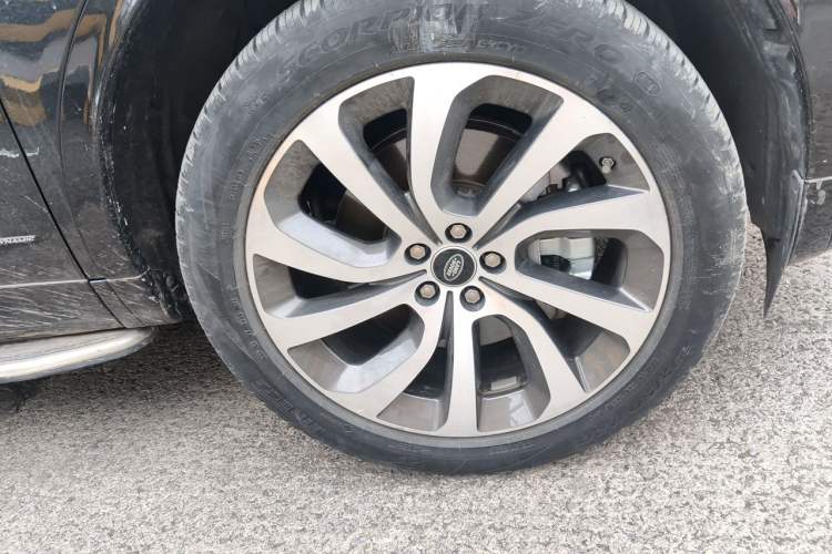 Used Land Rover Discovery Sport 2021 249 PS R-Dynamic S Performance Edition Right Front Wheel Hub