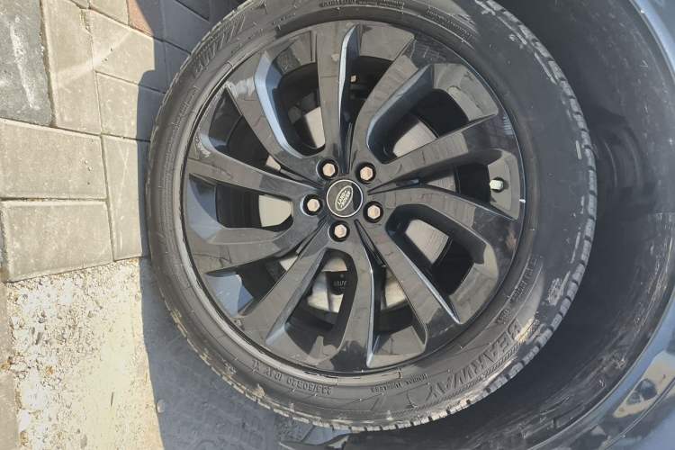 Used Land Rover Discovery Sport 2021 249 PS R-Dynamic SE Performance Tech Edition 7 Seats Right Front Wheel Hub