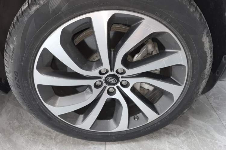 Used Land Rover Discovery Sport 2021 249 PS R-Dynamic S Performance Edition Right Front Wheel Hub