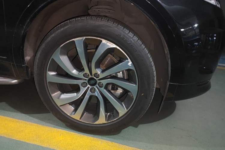 Used Land Rover Discovery Sport 2021 200 PS Family Edition Right Front Wheel Hub