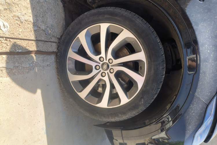 Used Land Rover Discovery Sport 2021 249 PS R-Dynamic S Performance Edition Right Front Wheel Hub