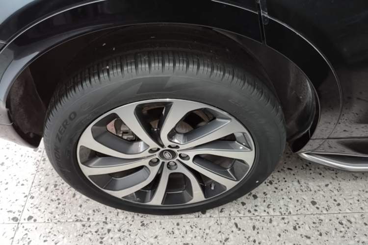 Used Land Rover Discovery Sport 2021 249 PS R-Dynamic S Performance Edition Right Rear Wheel Hub