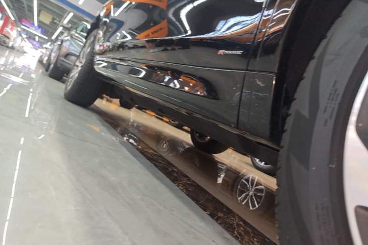 Used Land Rover Discovery Sport 2021 249 PS R-Dynamic SE Performance Tech Edition 5 Seats Right Side Sill
