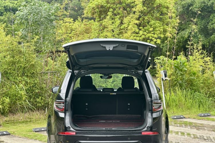 Used Land Rover Discovery Sport 2021 249 PS R-Dynamic S Performance Edition Trunk